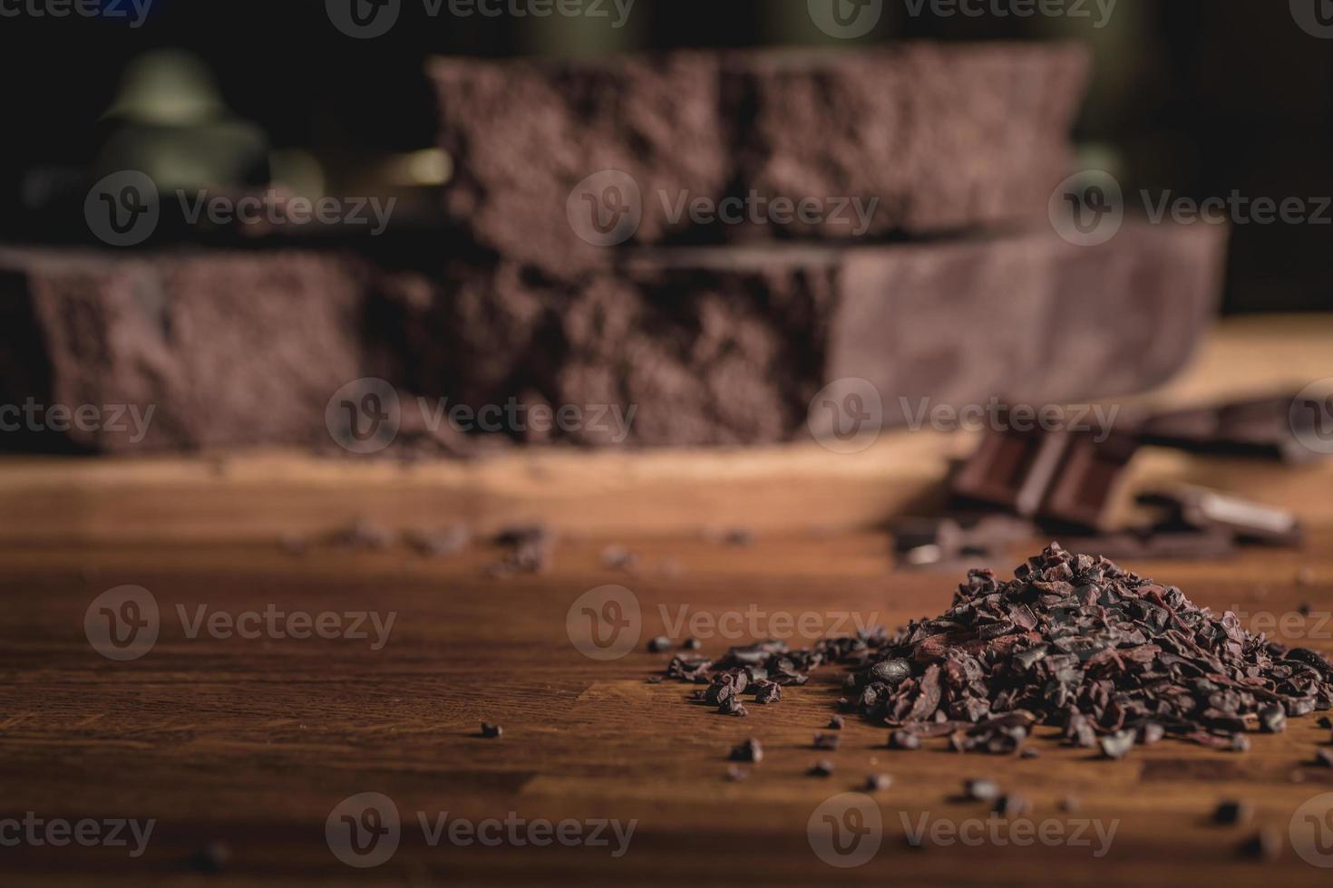 doce arranjo de grãos de cacau e barras de chocolate foto