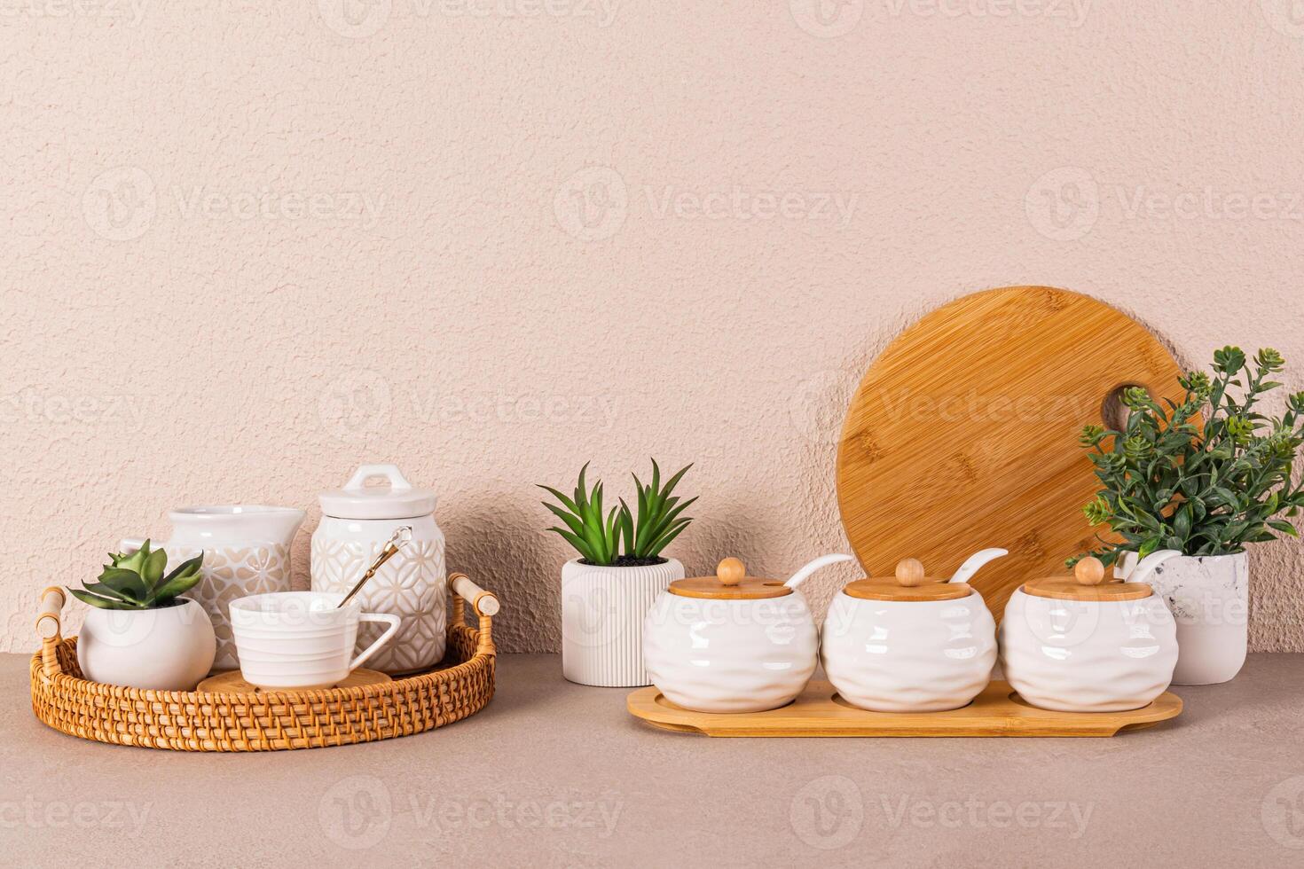 branco cerâmico talheres para chá festa cerimônia em cozinha pedra bancada entre em vaso interior plantas. ecológico natural materiais. eco Unid. foto