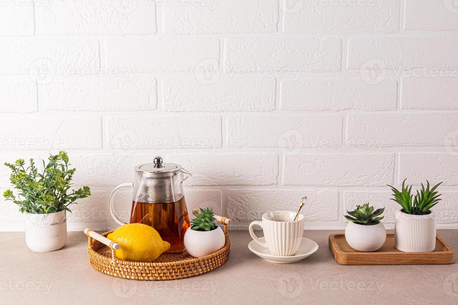 chá cerimônia Itens conjunto em cozinha pedra bancada com em vaso plantas branco tijolo muro. uma cópia de espaço. cozinha fundo. foto