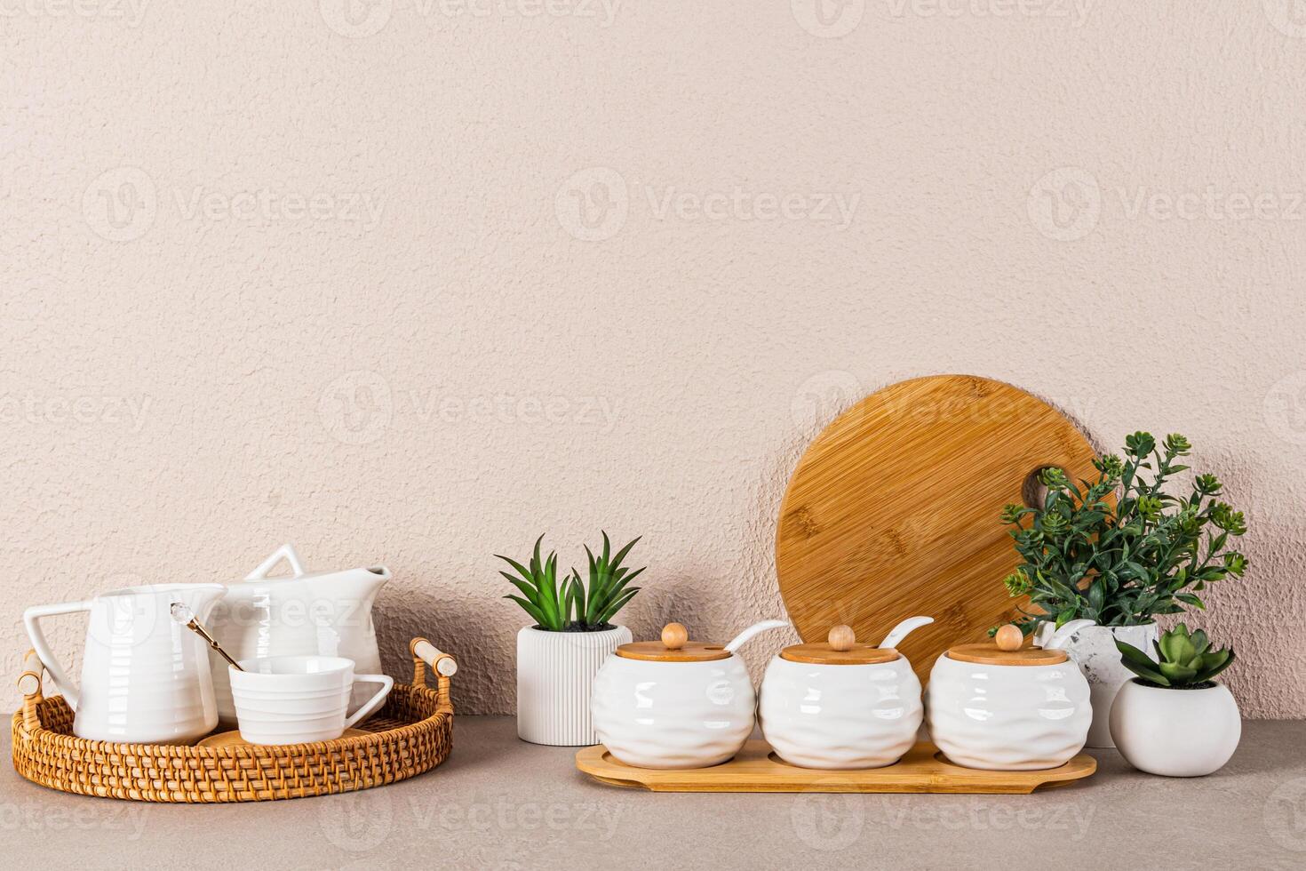 branco cerâmico talheres para chá festa cerimônia em cozinha pedra bancada entre em vaso interior plantas. ecológico natural materiais. eco Itens foto