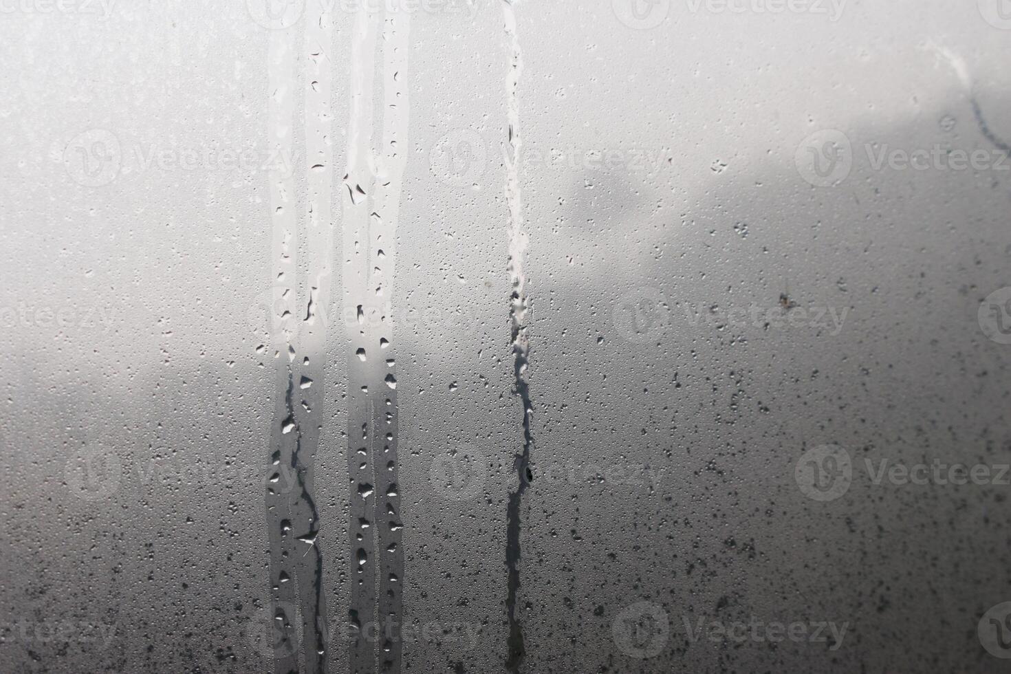 água gotas a partir de vapor em a vidro superfície foto
