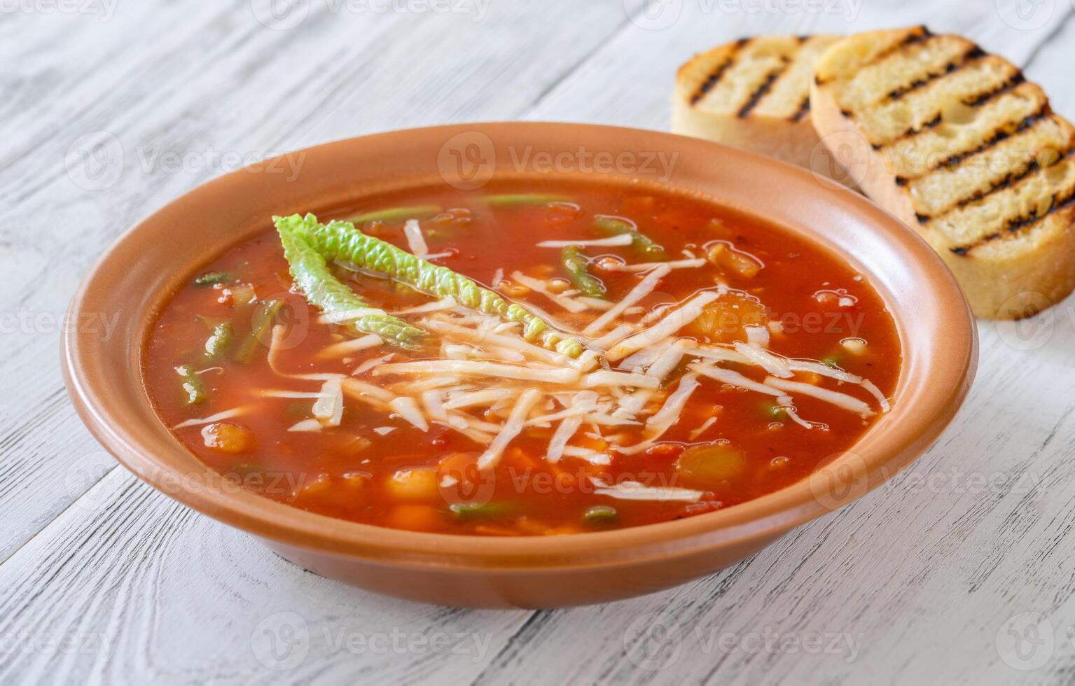 parte do Sopa grossa de vegetais e macarrão sopa foto