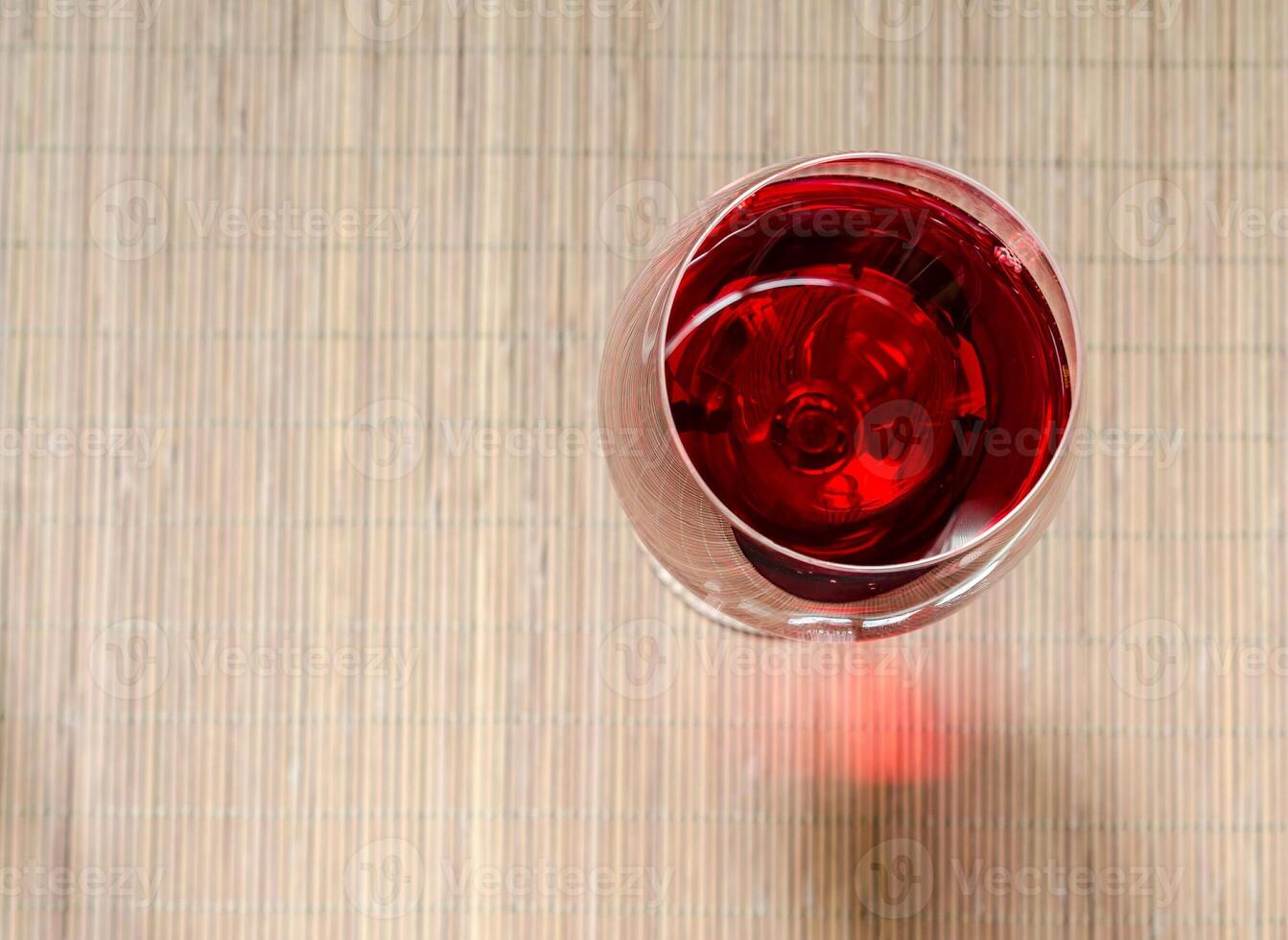 vermelho vinho dentro uma vinho vidro. a topo Visão foto