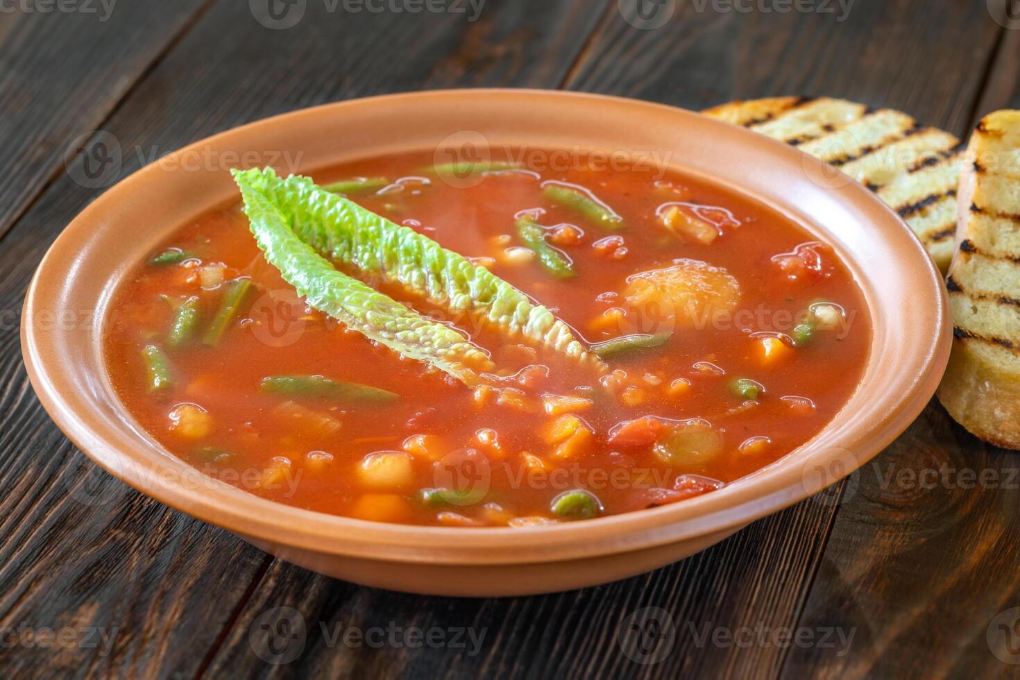 parte do Sopa grossa de vegetais e macarrão sopa foto