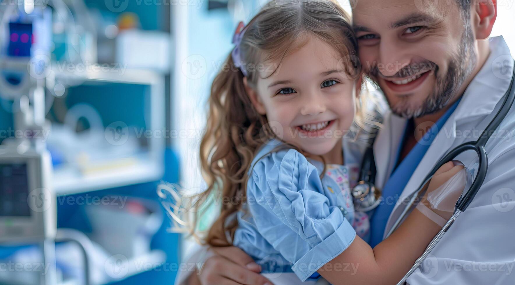 médico abraçando pequeno menina dentro hospital sala. sorridente jovem menina ser mantido de uma médico foto