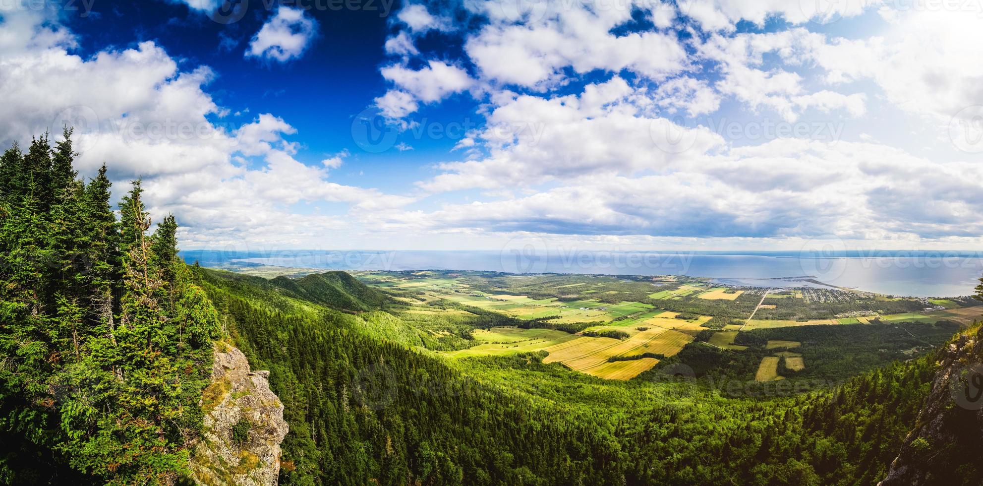 bela vista panorâmica do topo da montanha st-joseph, quebec. foto