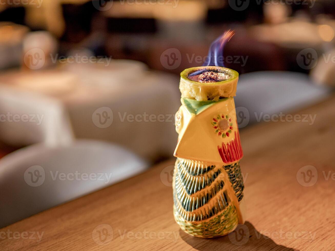 tiki beber coquetel com queimado açúcar cubo foto