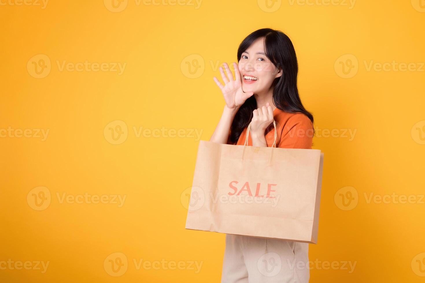 abraço varejo terapia com uma alegre sorriso. na moda ásia jovem mulher comemora descontos e moda encontra, exibindo dela compras. Junte-se a compras Diversão foto