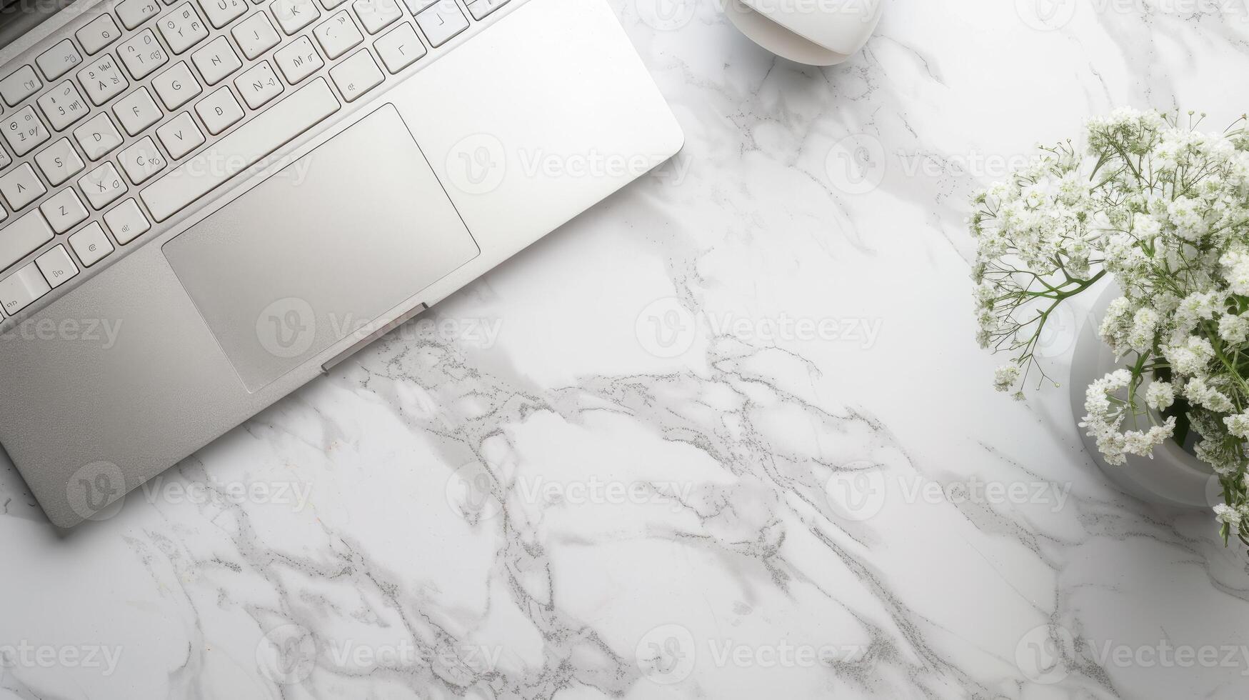 caderno com teclado com flores dentro vaso em branco mármore mesa. topo Visão do moderno à moda local de trabalho com computador portátil computador. cópia de espaço. plano deitar. foto