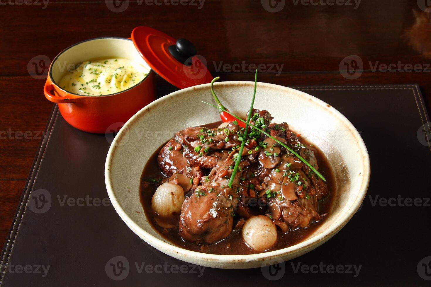 coq au vin, clássico francês cozinha com batata purê foto