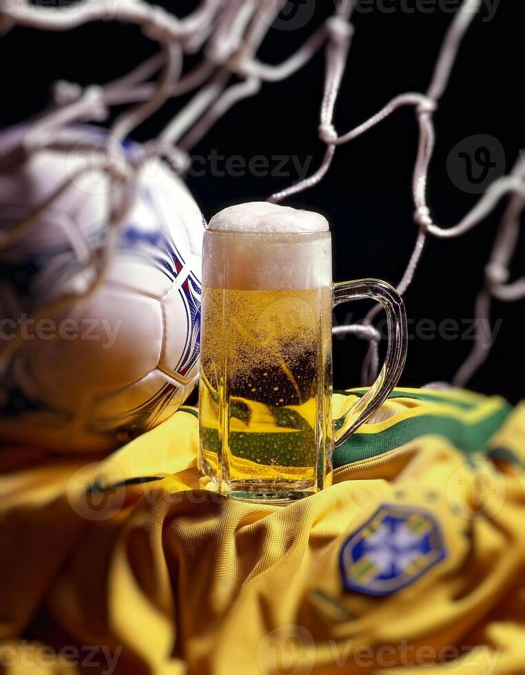 Cerveja caneca sobre futebol equipe camisa e bola foto