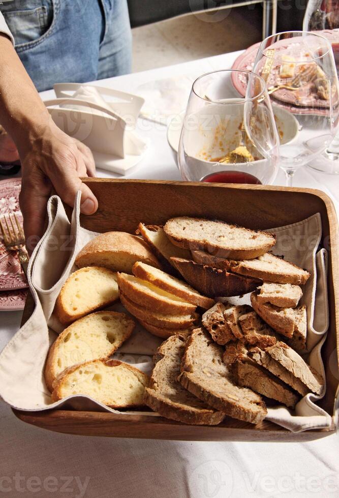 degustação caseiro pão com molhos e picles foto