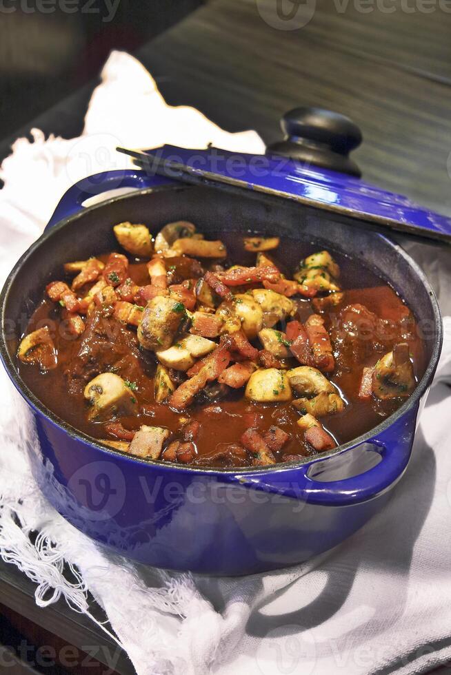 passo a passo guia para Boeuf bourguignon, uma clássico francês carne prato com vermelho vinho, bacon, cebolas e cogumelos foto