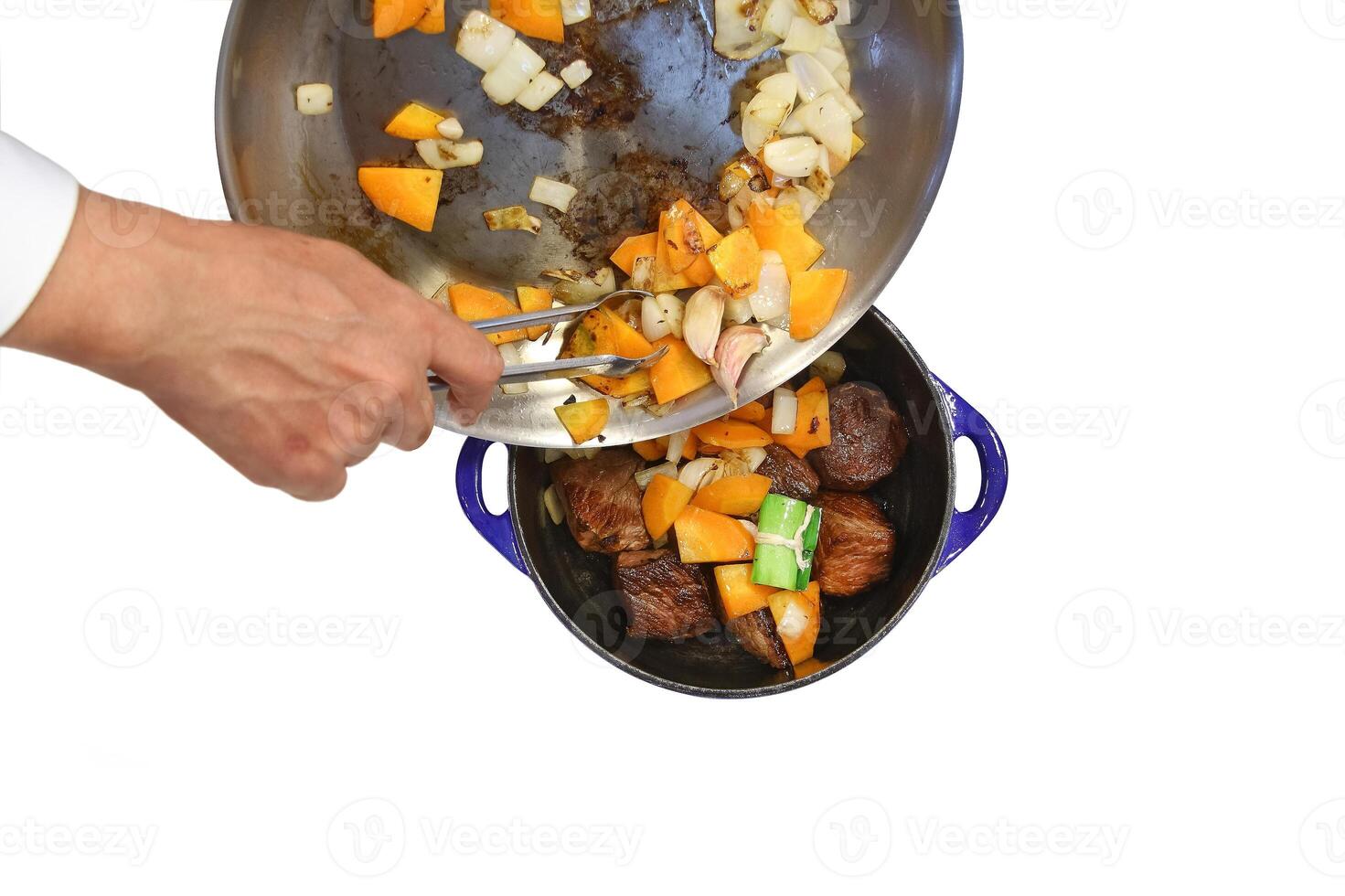 passo a passo guia para Boeuf bourguignon, uma clássico francês carne prato com vermelho vinho, bacon, cebolas e cogumelos foto