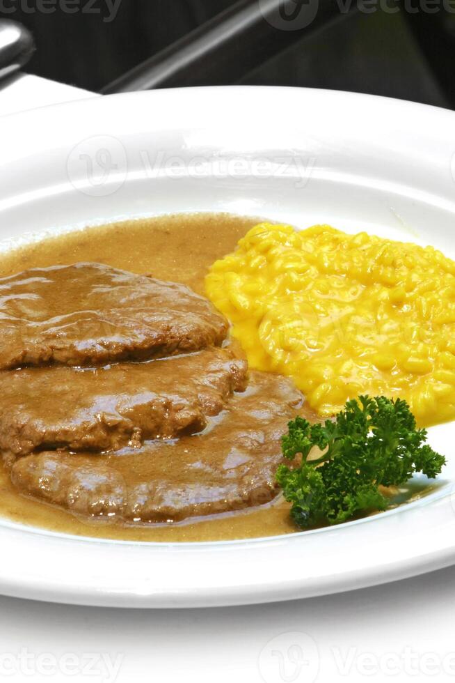 scaloppine al Marsala com açafrão risoto foto