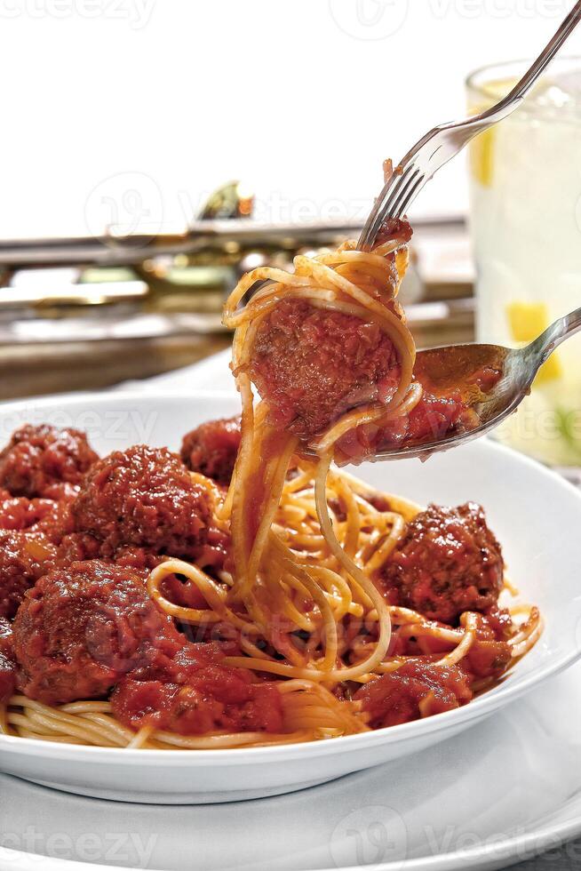 espaguete dentro tomate molho com almôndegas foto