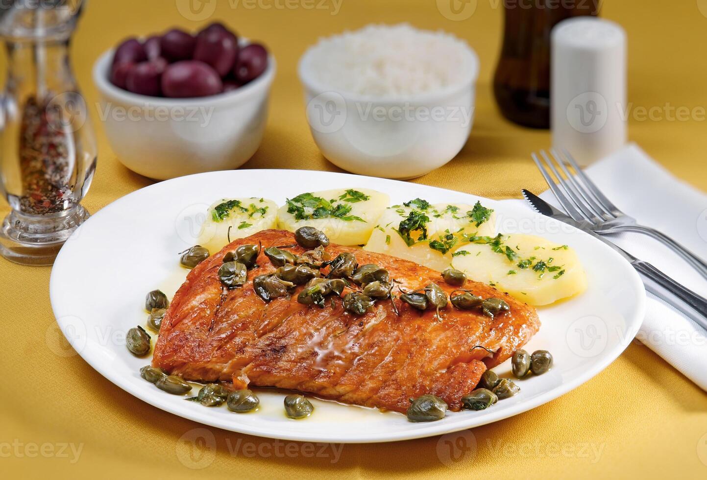 grelhado salmão com alcaparras, batatas e paixão fruta molho foto