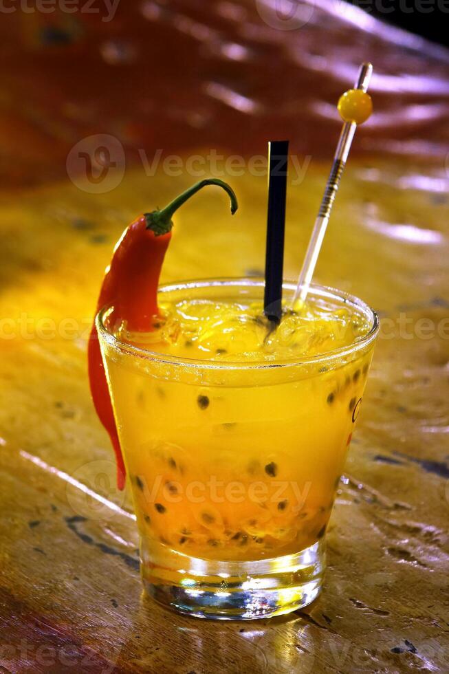 paixão fruta Caipirinha com vermelho Pimenta foto