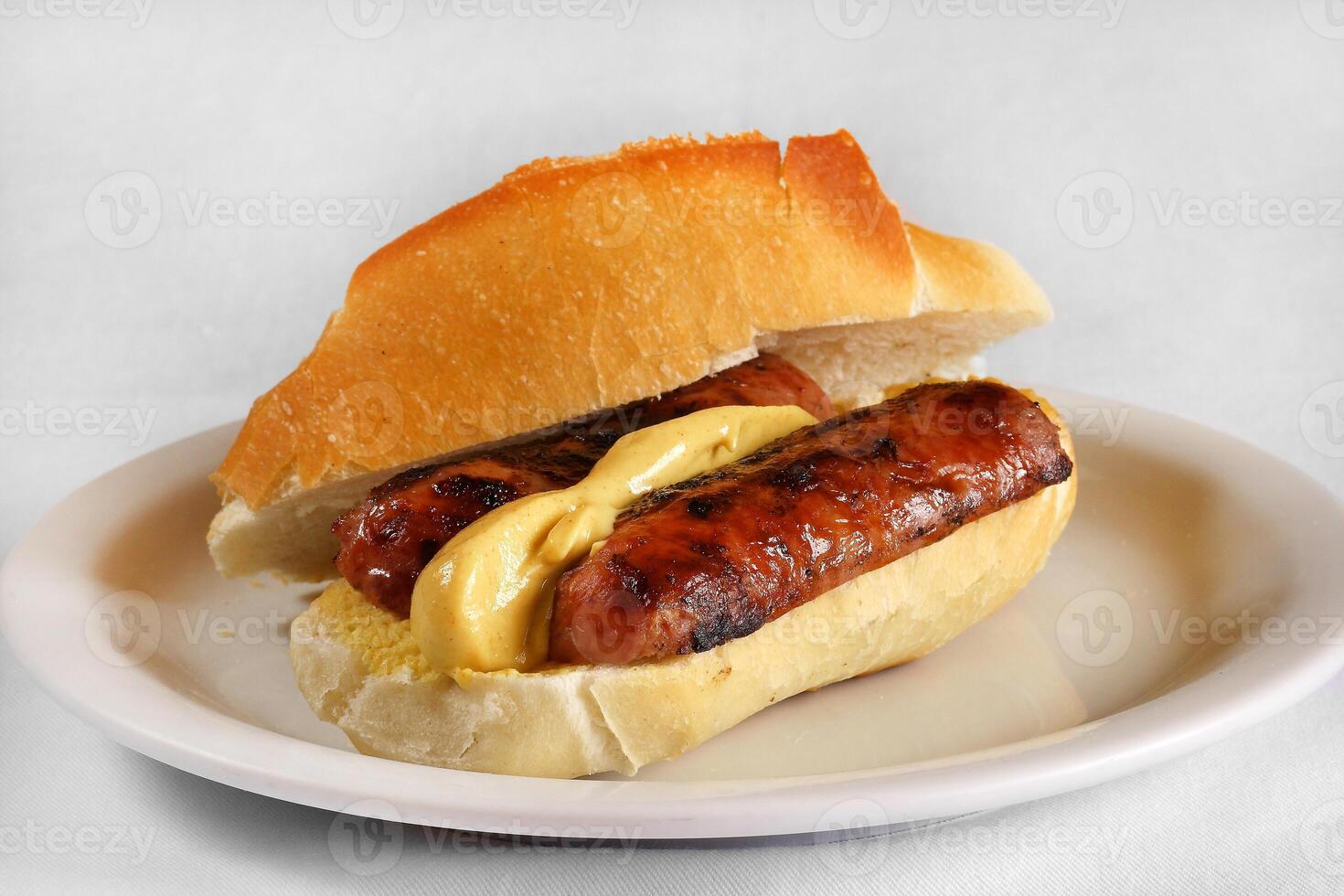 choripan, calabresa linguiça sanduíche com mostarda em francês pão foto