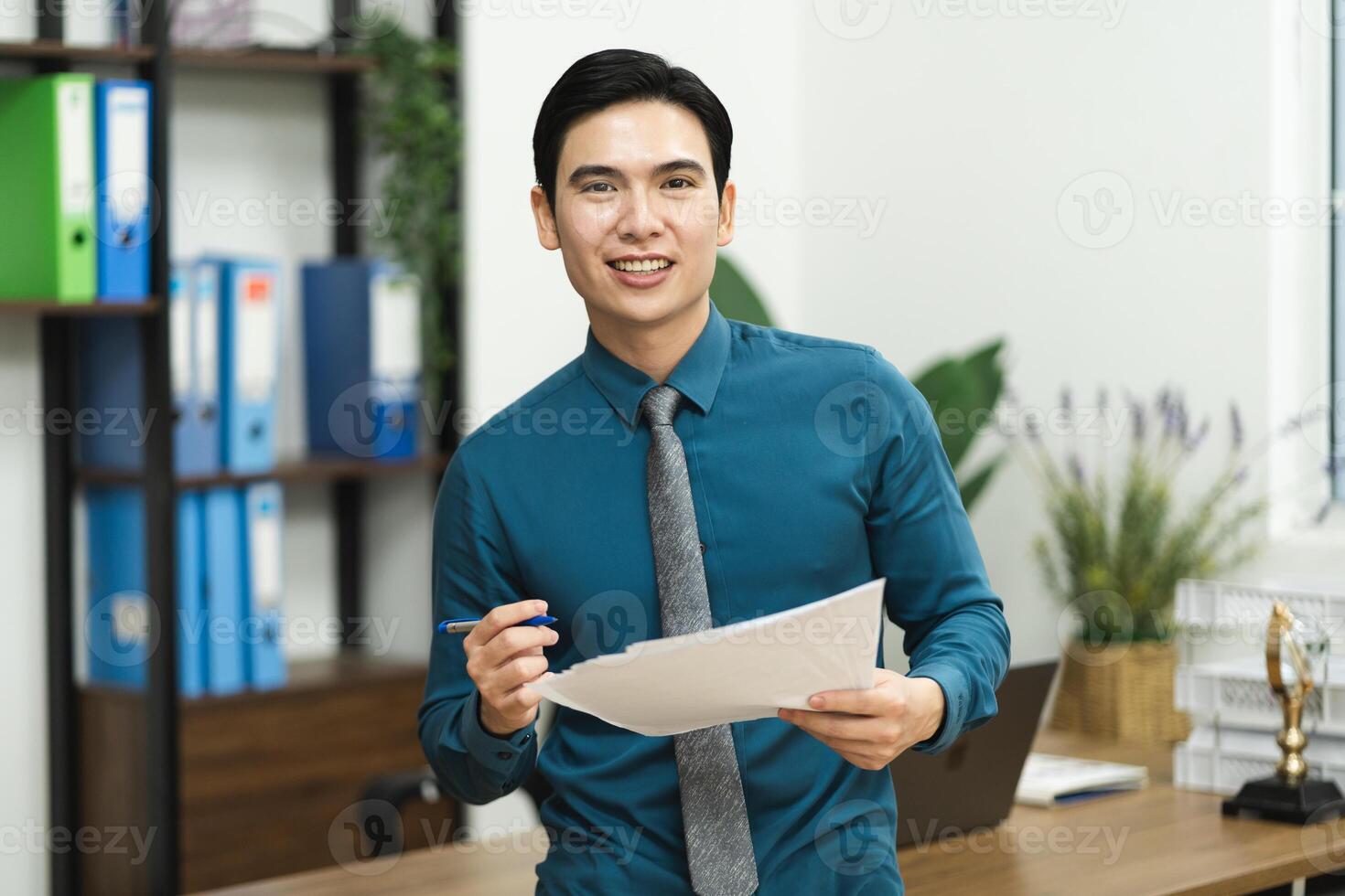 imagem do ásia masculino homem de negocios trabalhando dentro a escritório foto