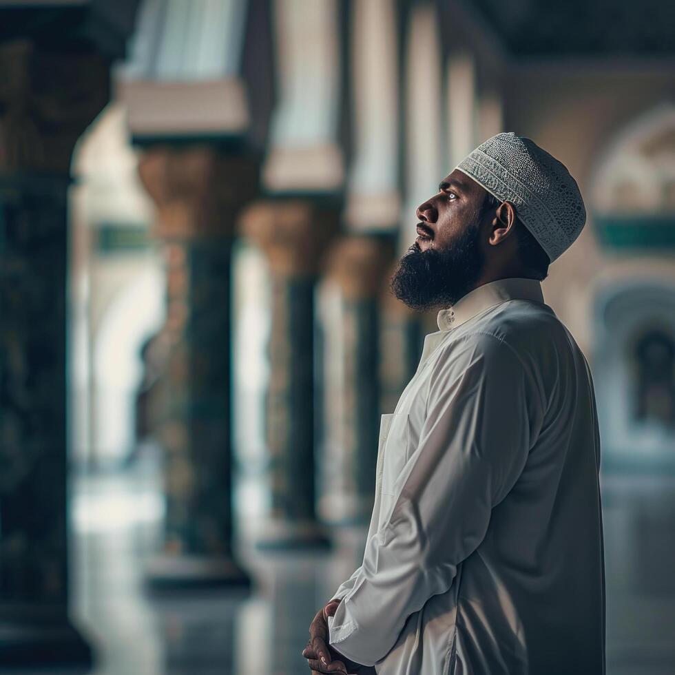 Preto homem Rezar em mesquita com cópia de espaço foto