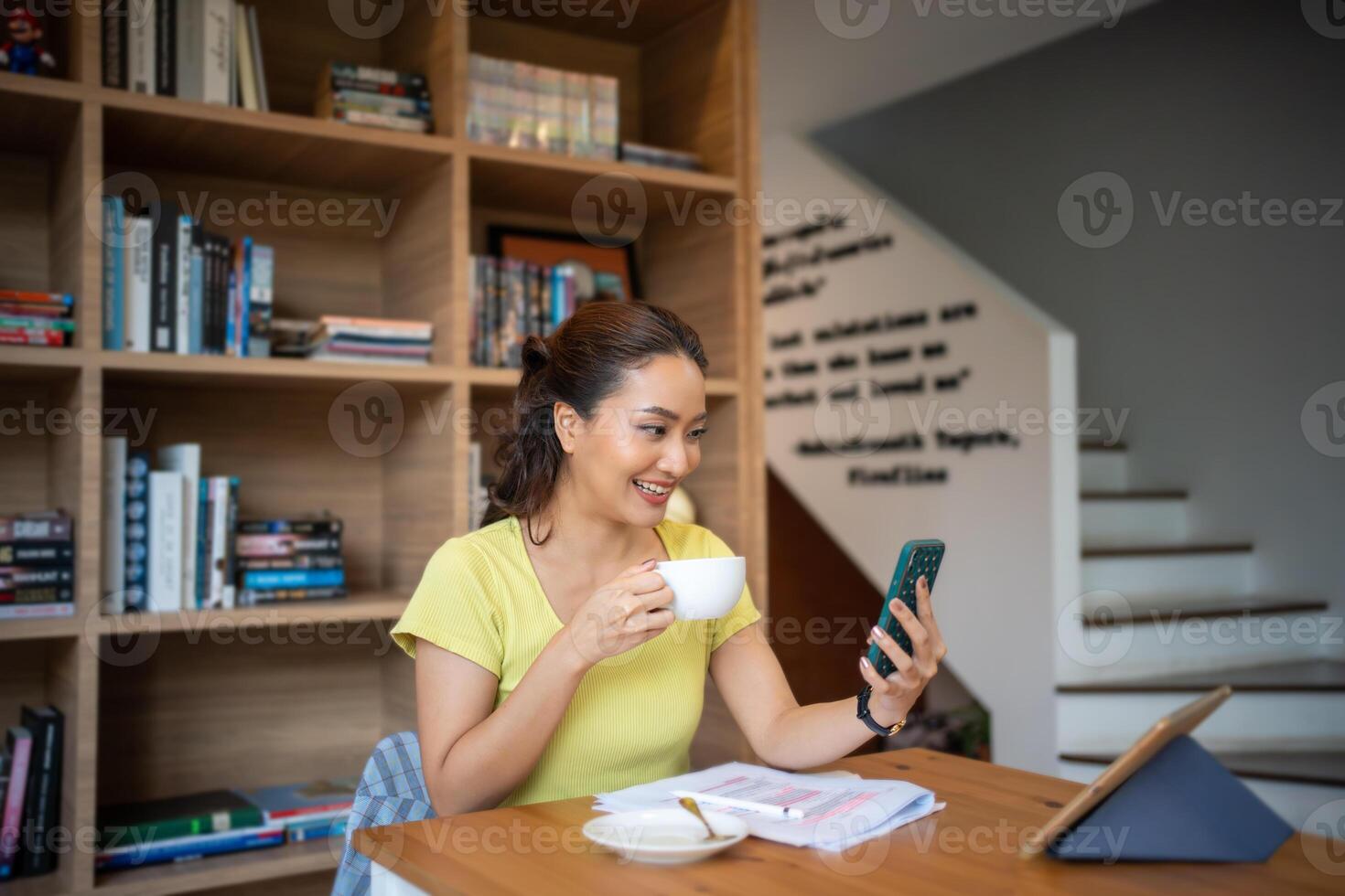 jovem mulher tendo ligar através da computador dentro a casa escritório.negócio conferência. foto