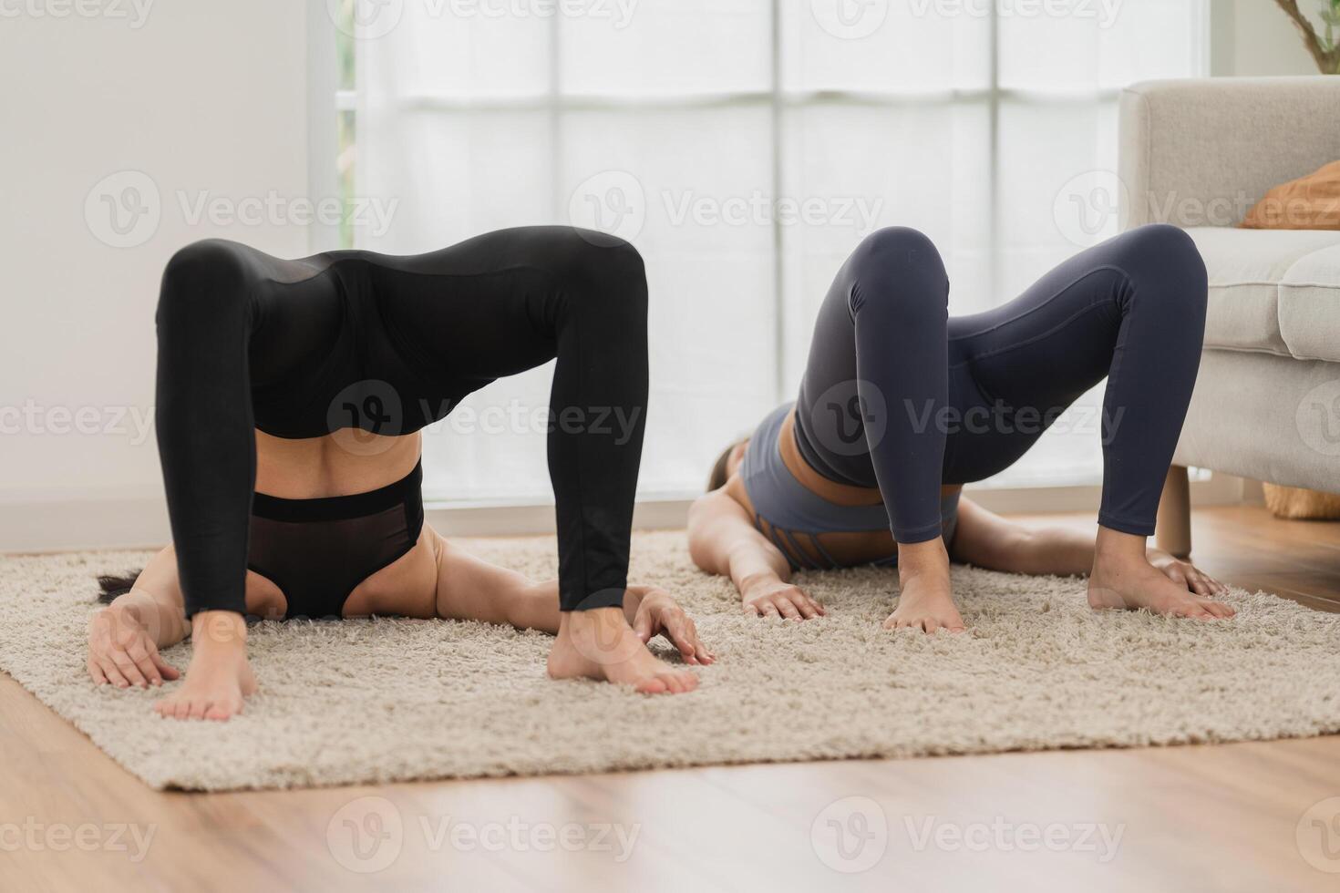 uma jovem em forma mulher práticas ioga de fazendo asanas dentro uma brilhante ioga estúdio. ioga praticante com alunos dentro ioga aula. foto