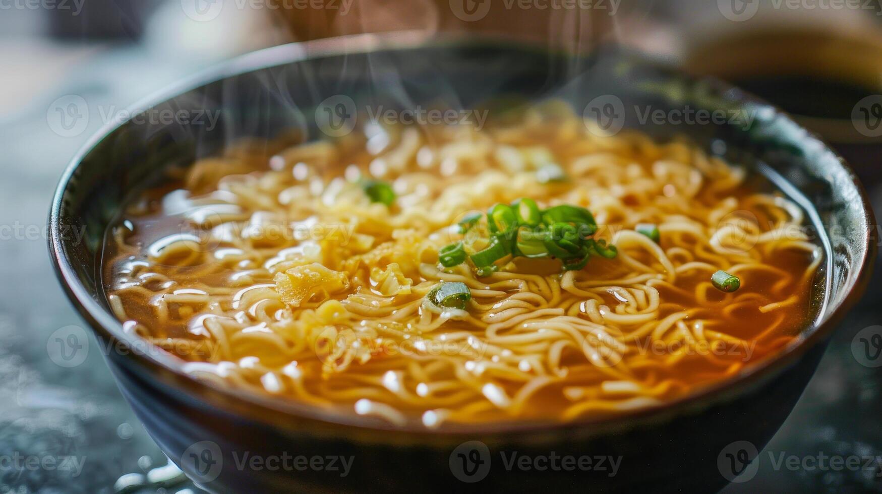 tigela com quente macarrão sopa foto