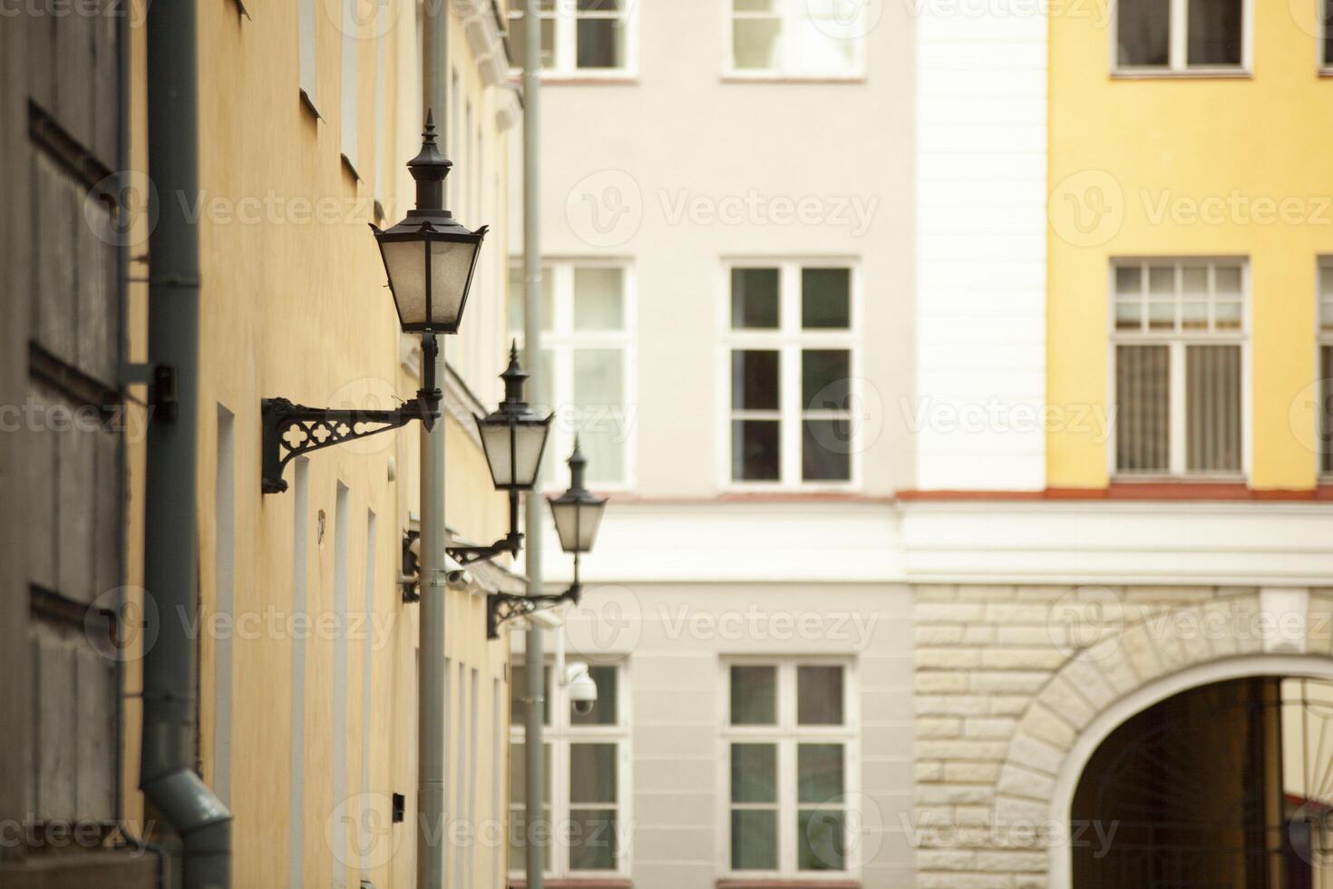 a velho Sombrio rua luminária com vidro inserções trava em a parede do uma casa dentro tallinn. Alto qualidade foto