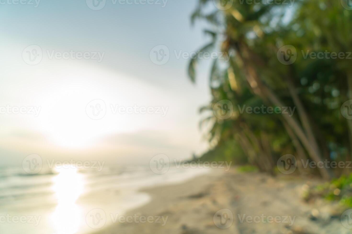 desfoque abstrato bela praia do mar com hora do pôr do sol para segundo plano foto
