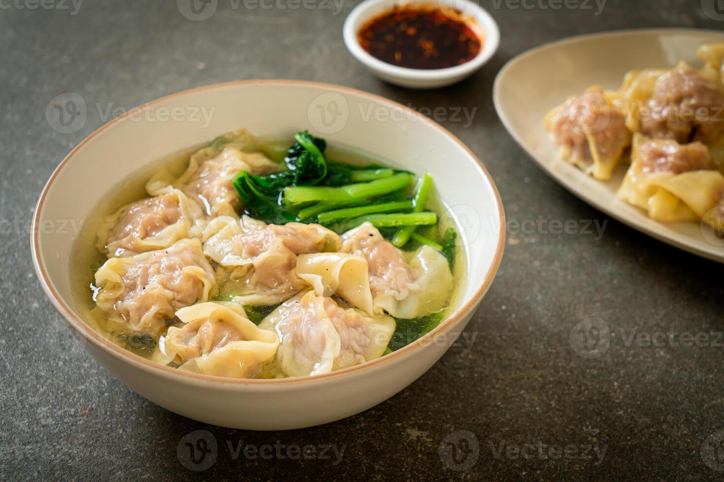 sopa de wonton de porco ou sopa de bolinhos de porco com vegetais foto