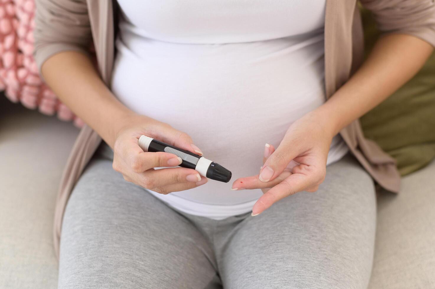 grávida mulher verificação sangue açúcar nível de usando digital glicose metro, saúde Cuidado, medicamento, diabetes, glicemia conceito foto