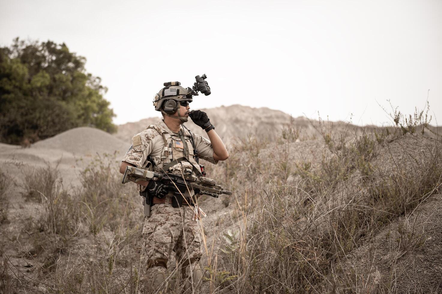 soldados dentro camuflar uniformes visando com seus rifles prontos para fogo durante militares Operação dentro a deserto soldados Treinamento dentro uma militares Operação foto