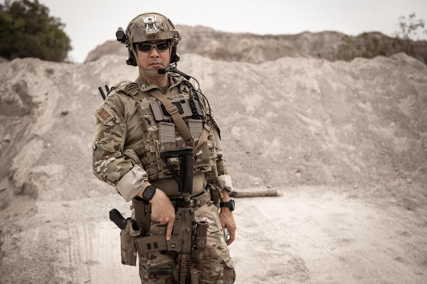 soldados dentro camuflar uniformes visando com seus rifles prontos para fogo durante militares Operação dentro a deserto soldados Treinamento dentro uma militares Operação foto