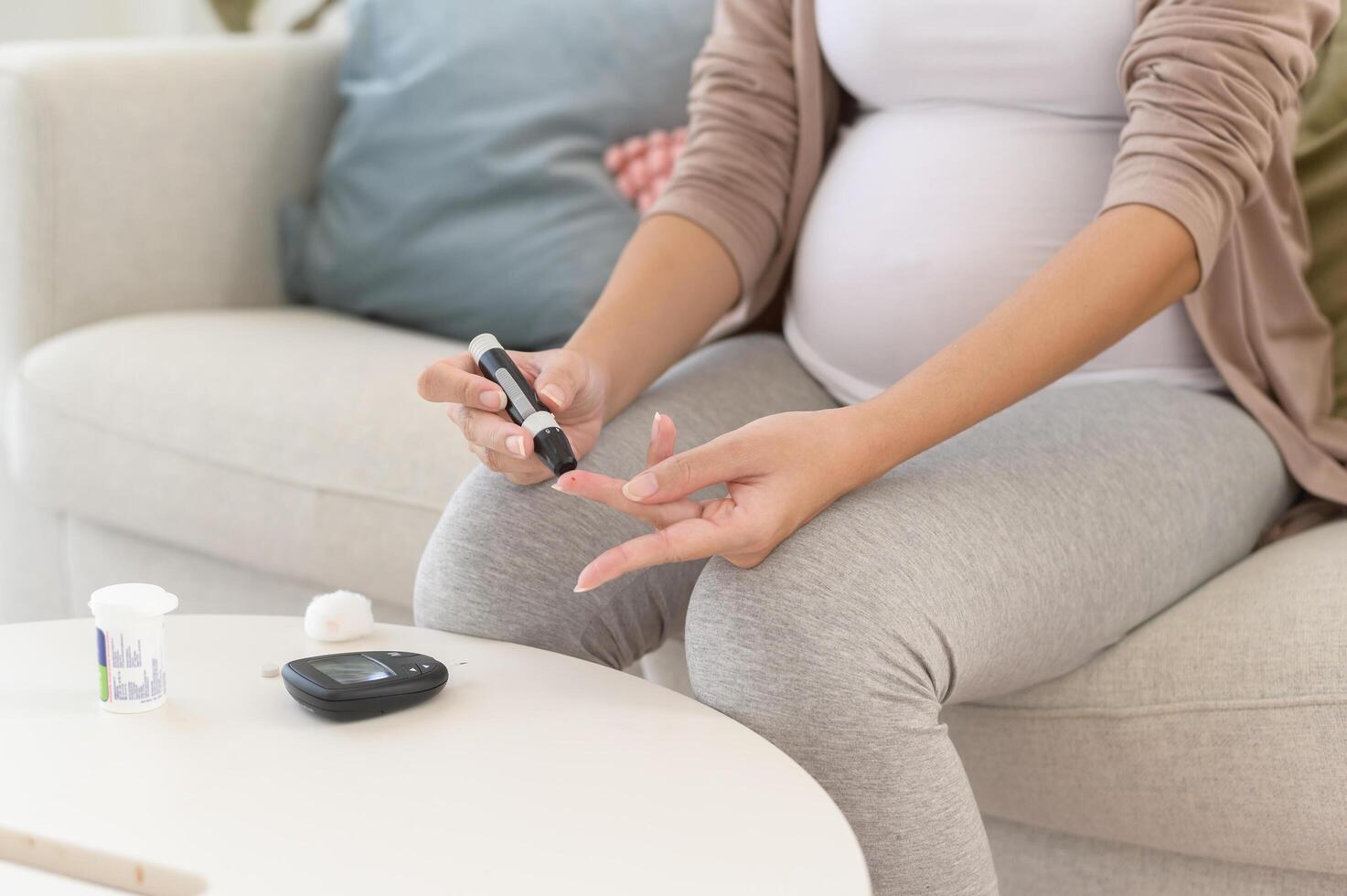 grávida mulher verificação sangue açúcar nível de usando digital glicose metro, saúde Cuidado, medicamento, diabetes, glicemia conceito foto