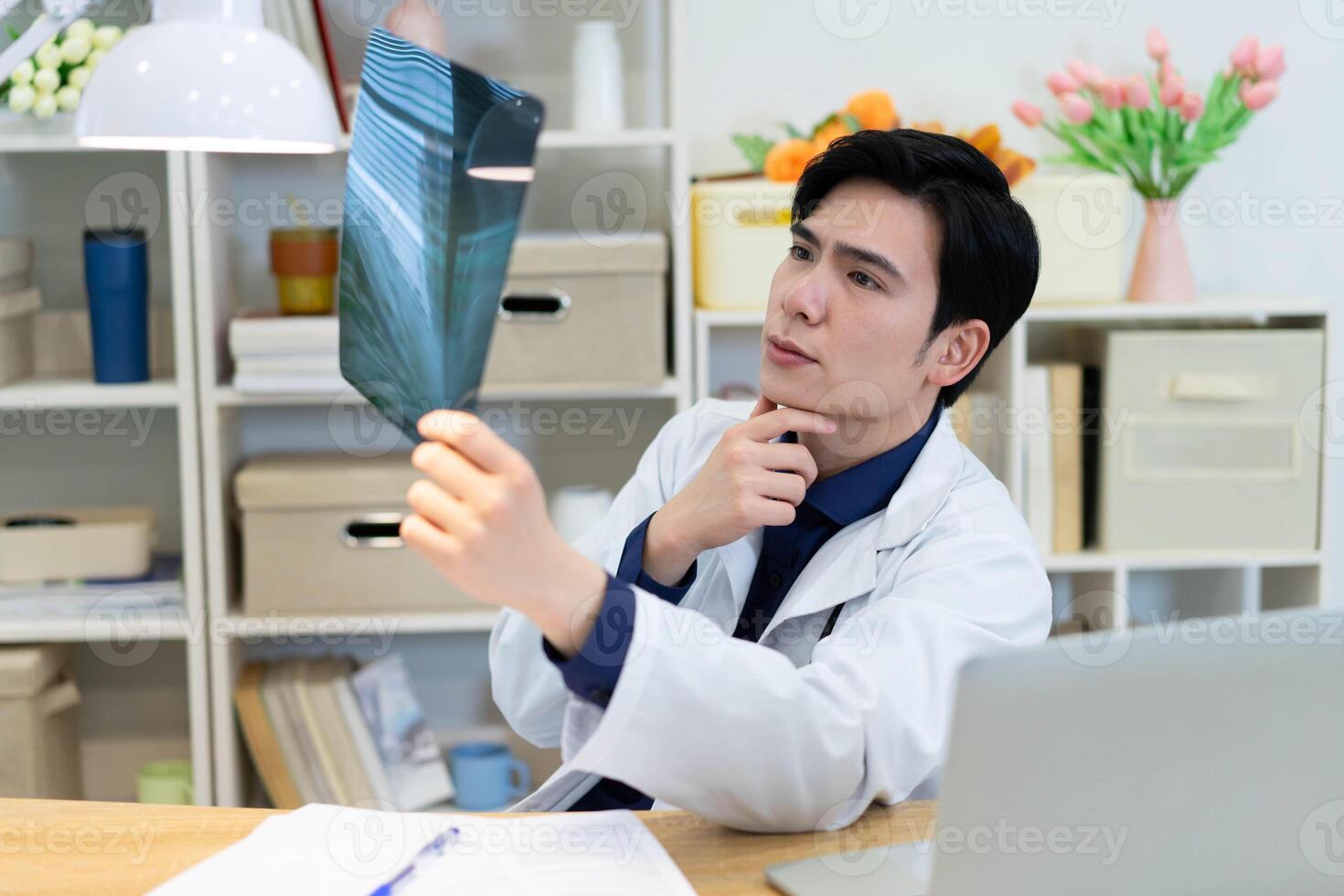 foto do jovem ásia masculino médico trabalhando às escritório