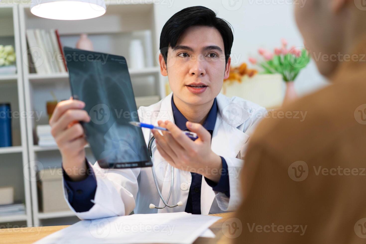 foto do jovem ásia masculino médico trabalhando às escritório