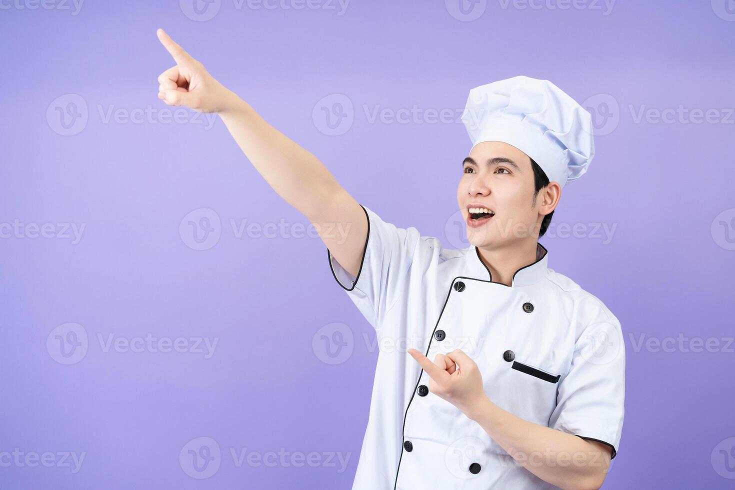 jovem ásia masculino chefe de cozinha em fundo foto