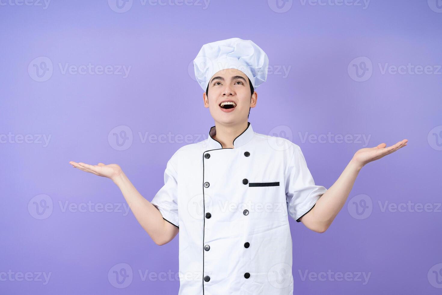 jovem ásia masculino chefe de cozinha em fundo foto