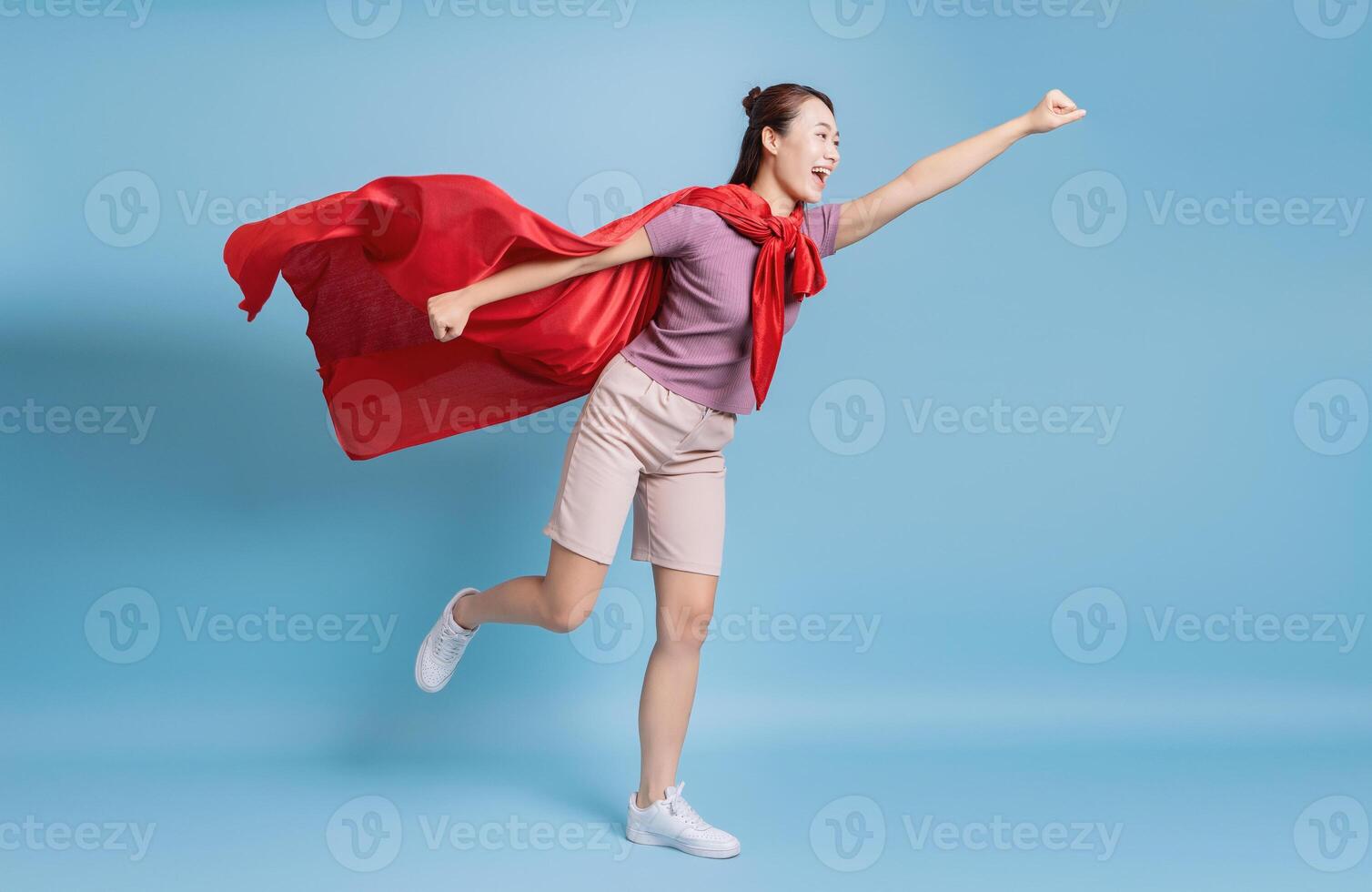 jovem ásia mulher vestindo uma vermelho capa foto