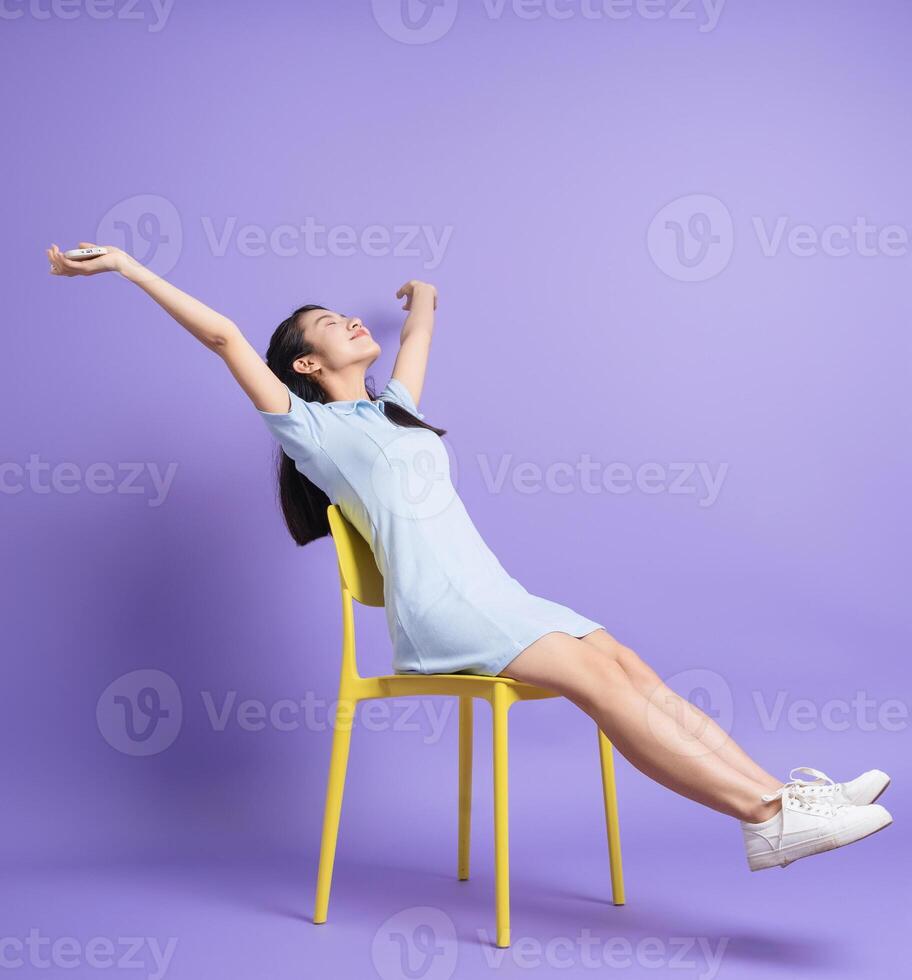 foto do jovem ásia menina em roxa fundo