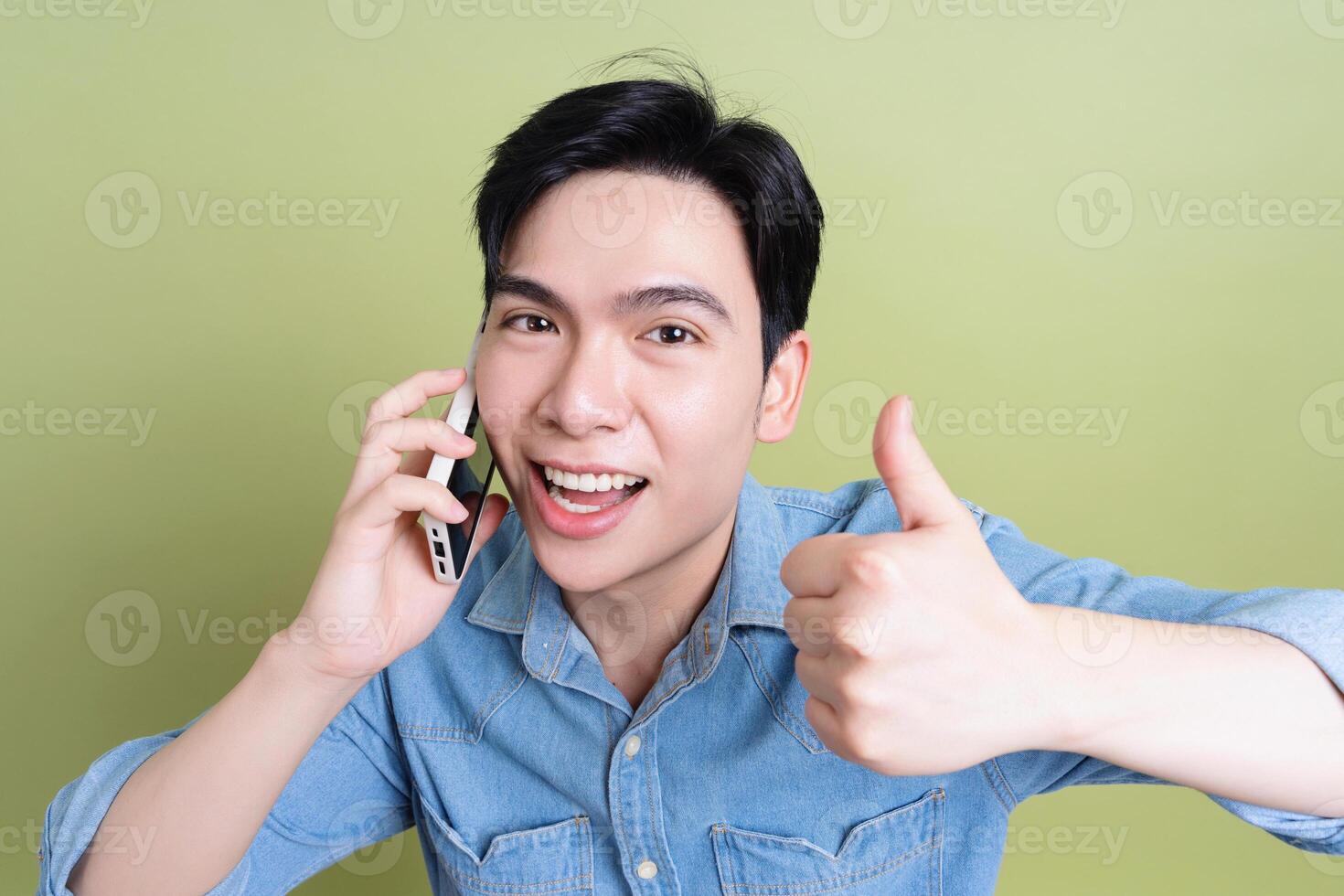 foto do jovem ásia homem em verde fundo