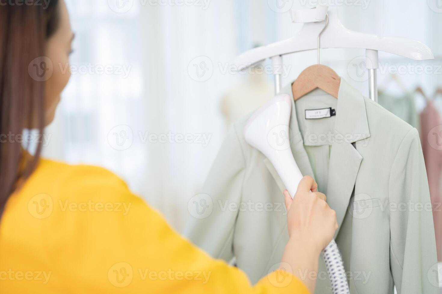 foto do jovem ásia fêmea moda desenhador