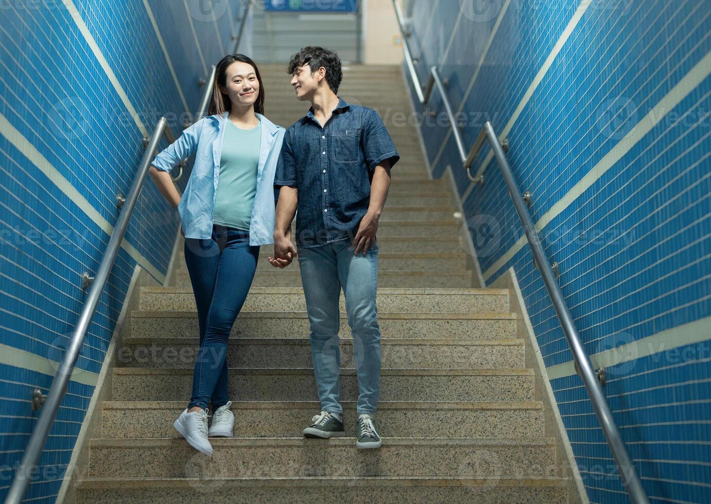 foto do jovem ásia casal aguentar Fora juntos