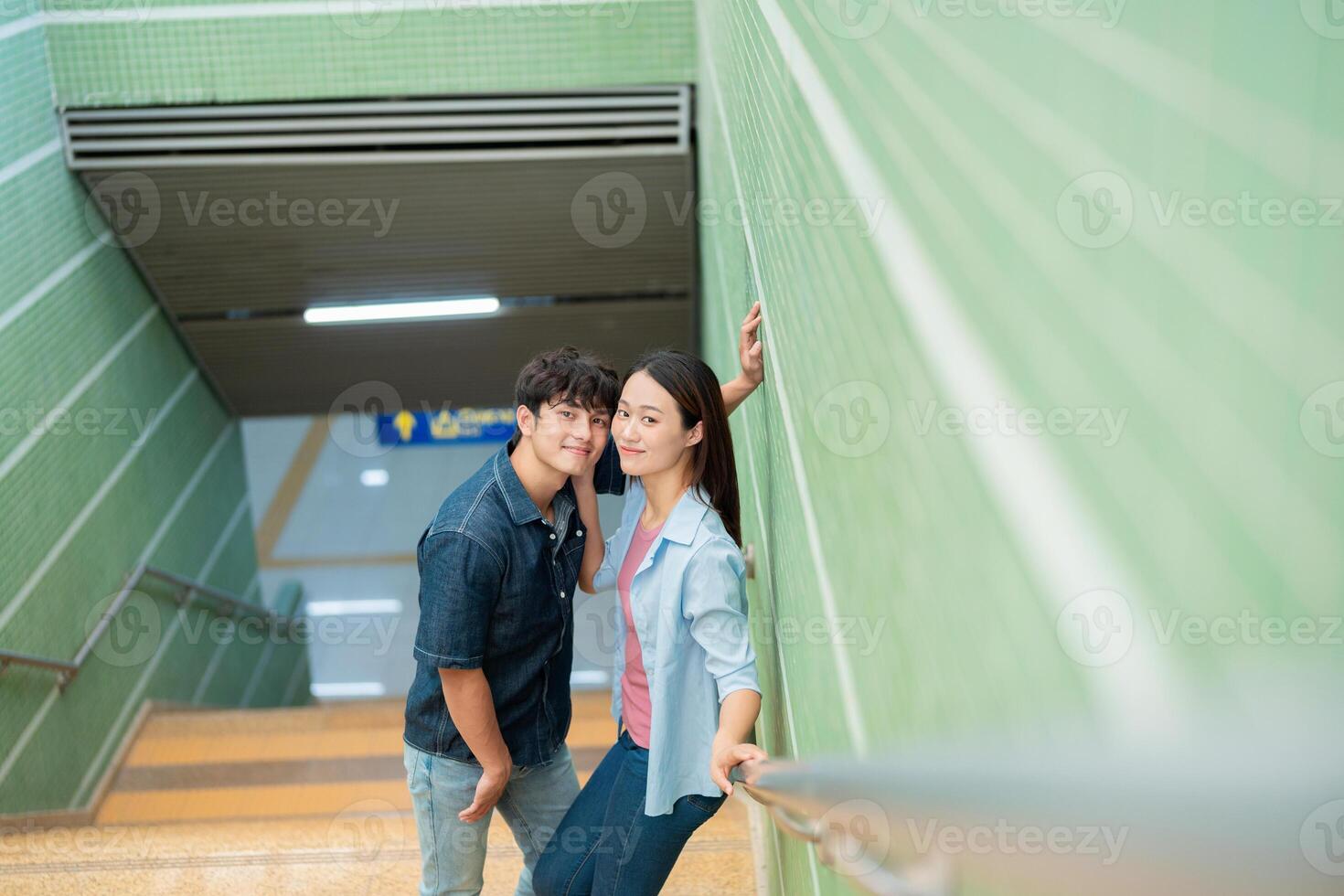 foto do jovem ásia casal aguentar Fora juntos