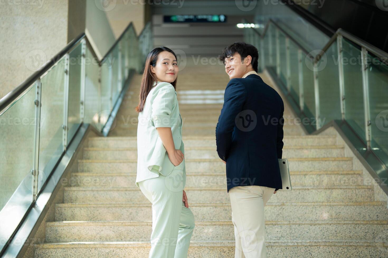 foto do dois jovem ásia pessoas de negócio