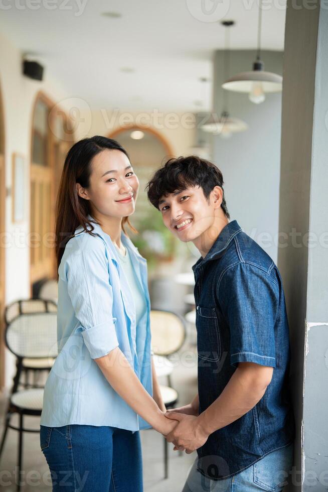 foto do jovem ásia casal aguentar Fora juntos