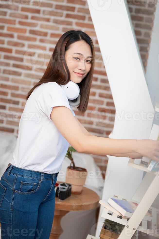 foto do jovem ásia mulher às casa