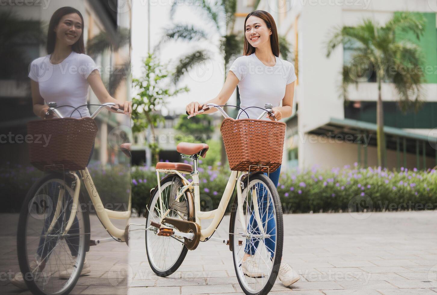 foto do jovem ásia mulher com bicicleta