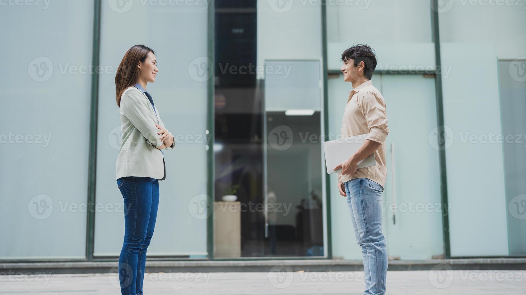 foto do jovem ásia o negócio pessoas trabalhando ao ar livre